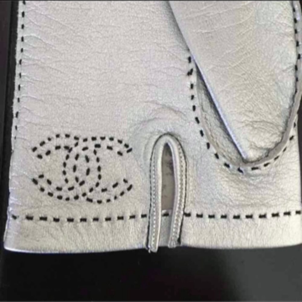 🚫SOLD🚫✨Vintage CHANEL Runway CC Logo Metallic Silver Lambskin Leather Gloves - Picture 3 of 9